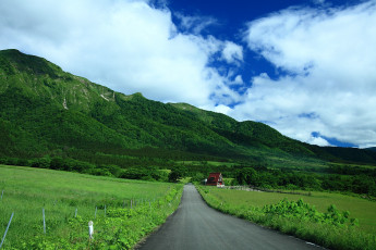 Картинка природа дороги дом облака горы лес