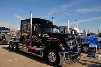 Картинка автомобили international черный кабина хром