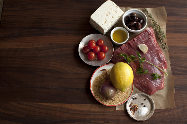 Обои картинки фото еда, разное, рис, лук, сыр, оливки, чеснок, ингредиенты, мясо, помидоры, лимон