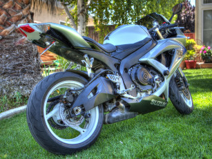 Картинка мотоциклы suzuki байк лужайка