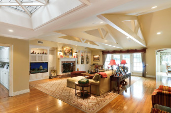 Картинка интерьер гостиная диван камин ковер