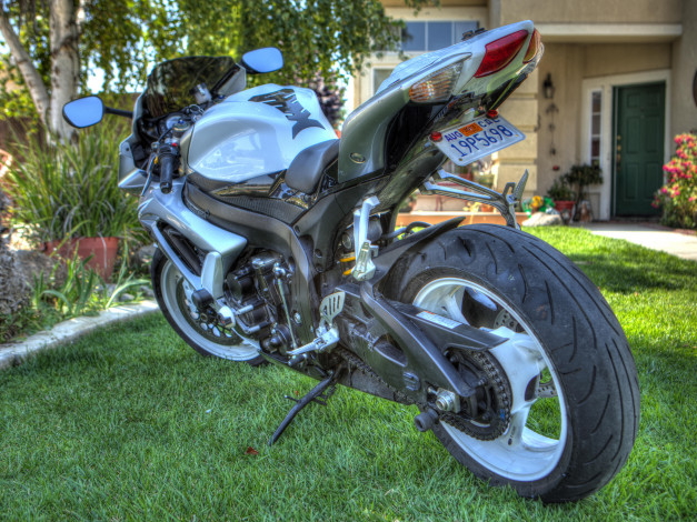 Обои картинки фото мотоциклы, suzuki, байк, лужайка