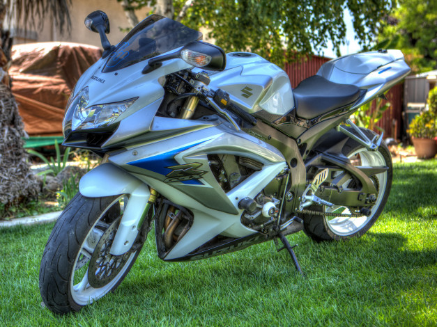 Обои картинки фото мотоциклы, suzuki, байк, лужайка