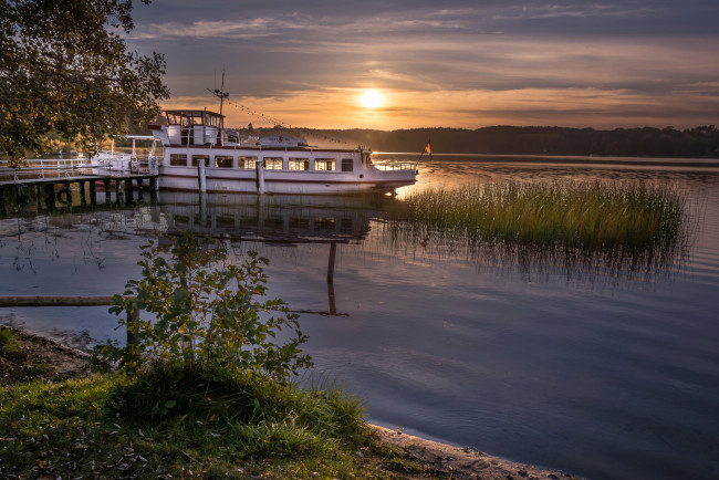 Обои картинки фото корабли, порты ,  причалы, река, лес