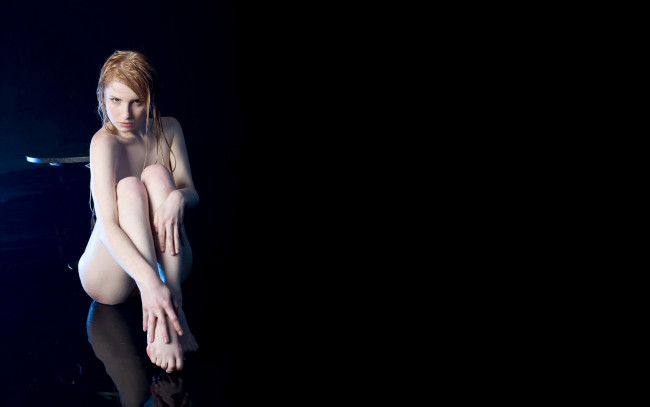 Обои картинки фото девушки, -unsort , рыжеволосые и другие, пол, мокрая, рыжая