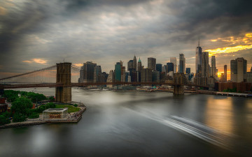 Картинка нью-йорк +ист-ривер +манхэттен +сша города нью-йорк+ сша ист-ривер закат подвесной мост бруклин манхэттен всемирный торговый центр небоскребы 4 июля городской пейзаж бруклинский