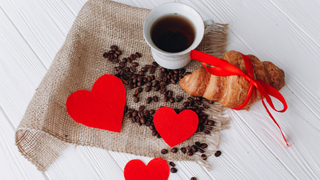 Обои картинки фото еда, кофе,  кофейные зёрна, круассан, зерна