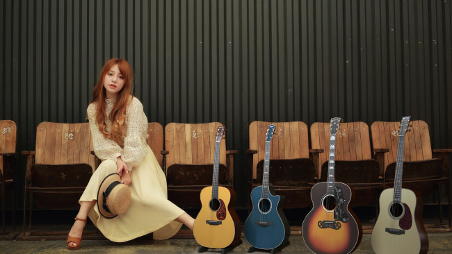 Обои картинки фото музыка, -другое, взгляд, гитара, сиденье, кресло, шляпа, девушка