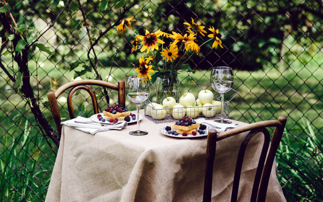 Обои картинки фото еда, сервировка, ягоды, бокалы, букет, вафли, яблоки