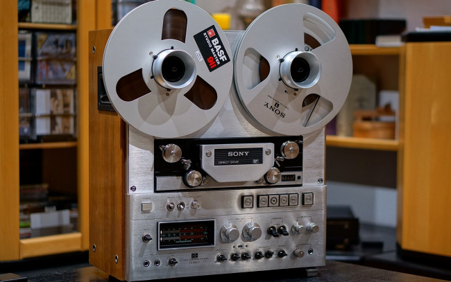 Обои картинки фото музыка, -другое, магнитофон, мебель