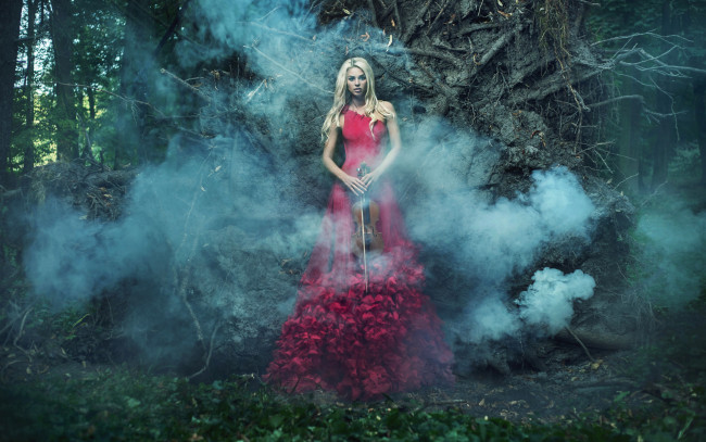 Обои картинки фото музыка, -другое, взгляд, девушка, природа, дым, скрипка, растения