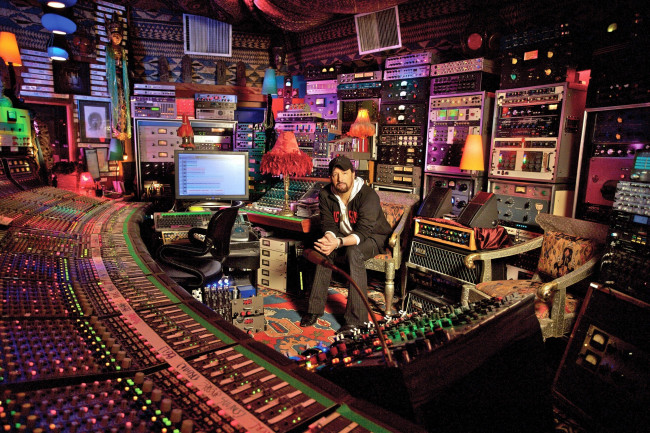 Обои картинки фото музыка, -другое, мужчина, взгляд, студия, пульт