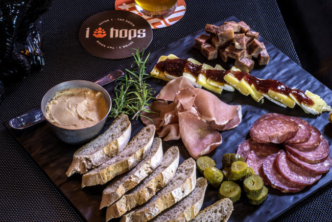 Обои картинки фото еда, колбасные изделия, снедь