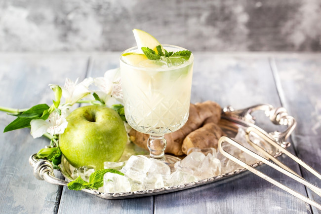 Обои картинки фото еда, напитки,  коктейль, коктейль, лед, яблоко
