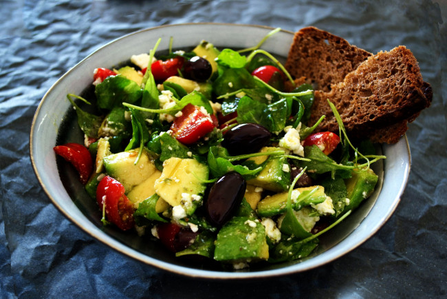 Обои картинки фото еда, салаты,  закуски, хлеб, маслины, салат, помидоры, авокадо