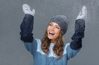 Картинка девушки -+брюнетки +шатенки шапочка свитер варежки