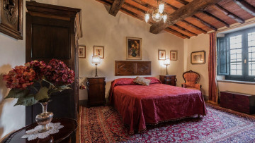 Картинка интерьер спальня кровать комод шкаф ковер