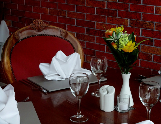 Обои картинки фото интерьер, декор,  отделка,  сервировка, приборы, бокалы, букет, салфетки