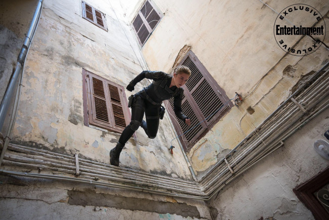 Обои картинки фото black widow ,  2021 , кино фильмы, black widow, черная, вдова, фантастика, боевик, florence, pugh, yelena, belova, crimson, widow