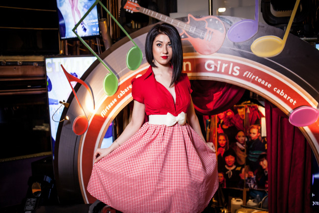 Обои картинки фото девушки, - брюнетки,  шатенки, golden, girls, ночной, клуб, модель