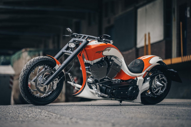 Обои картинки фото мотоциклы, customs, кастомизированный, тюнингованый, мотоцикл, крутой, байк, железный, конь, который, даёт, свободу, ветер, в, лицо, и, волосы, по, ветру