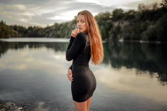 Картинка девушки -+рыжеволосые+и+разноцветные река рыжие волосы черное платье мини