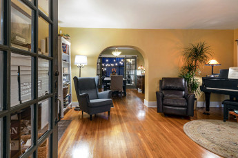 обоя интерьер, гостиная, шкафы, пианино, кресла