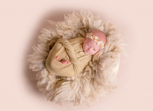 Обои картинки фото разное, дети, младенец, венок, мех