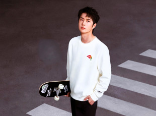 обоя мужчины, wang yi bo, актер, свитер, скейт, переход, зебра
