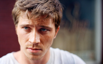 Картинка мужчины garrett+hedlund портрет