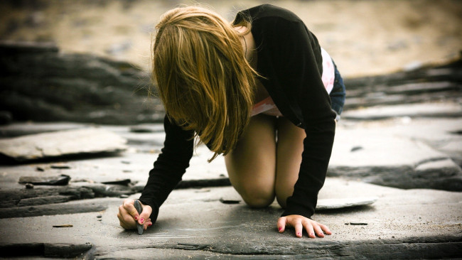 Обои картинки фото девушки, - блондинки,  светловолосые, блондинка, кофта, камни, мел, рисунок