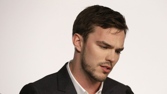 Обои картинки фото мужчины, nicholas hoult, усы, бородка