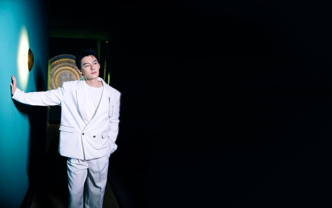 Обои картинки фото мужчины, wang zhuocheng, актер, костюм, стена
