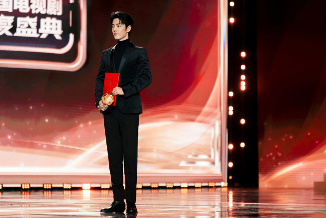Обои картинки фото мужчины, xiao zhan, актер, костюм, награда, сцена, диплом