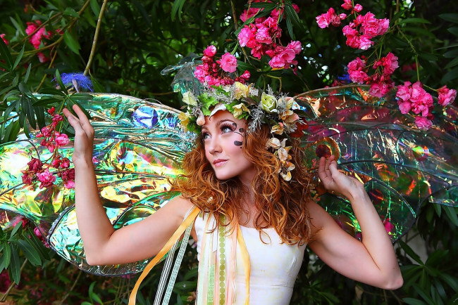 Обои картинки фото разное, маски, карнавальные, костюмы, цветы, рыжеволосая, крылья, венок, фея