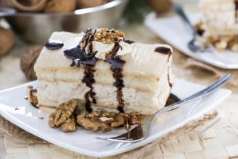 Картинка еда пирожные +кексы +печенье пирожное орехи вилка тарелка