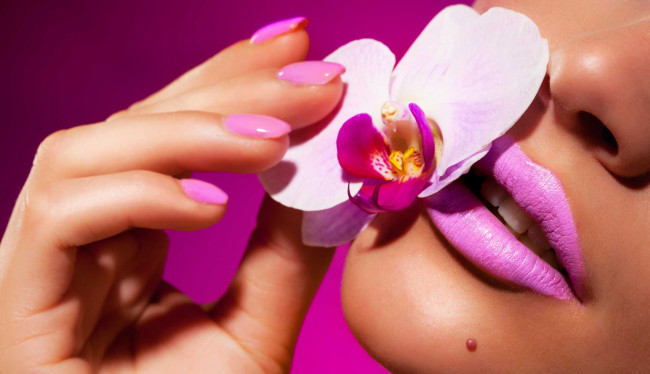 Обои картинки фото разное, губы, цветок, орхидея, рука, девушка, маникюр, родинка