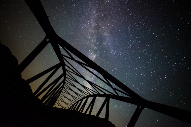 Обои картинки фото разное, карусели,  качели,  аттракционы, железный, каркас, небо, звёздное, млечный, путь