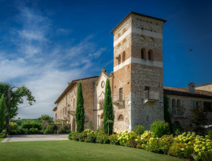 Картинка италия города -+католические+соборы +костелы +аббатства цветы газон здание деревья