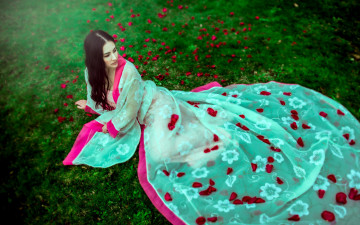 Картинка девушки -unsort+ брюнетки темноволосые платье лепестки девушка трава