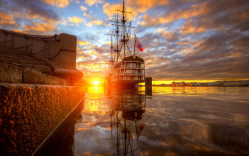 Картинка корабли парусники ступени набережная облака закат здания флаг водоем