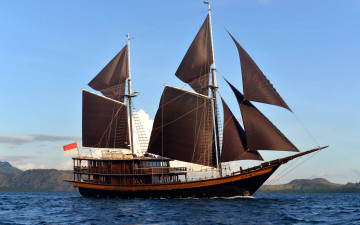 Картинка корабли парусники водоем флаг побережье облака