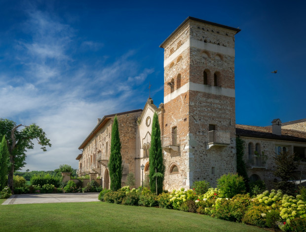 Обои картинки фото италия, города, - католические соборы,  костелы,  аббатства, цветы, газон, здание, деревья