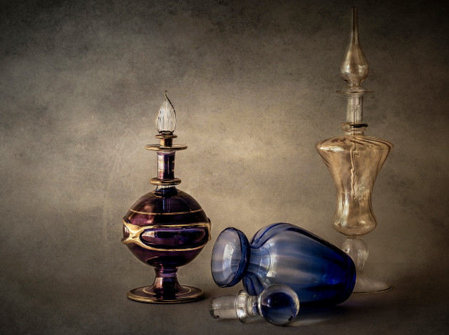 Обои картинки фото разное, посуда,  столовые приборы,  кухонная утварь, парфюмерия, натюрморт, флакон, стекло