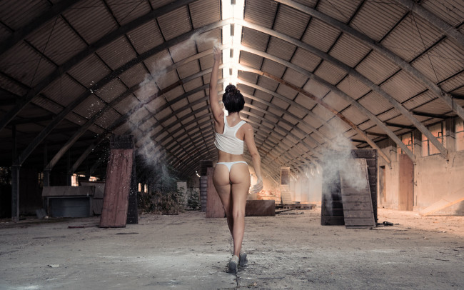 Обои картинки фото девушки, -unsort , брюнетки, темноволосые, ангар, попка