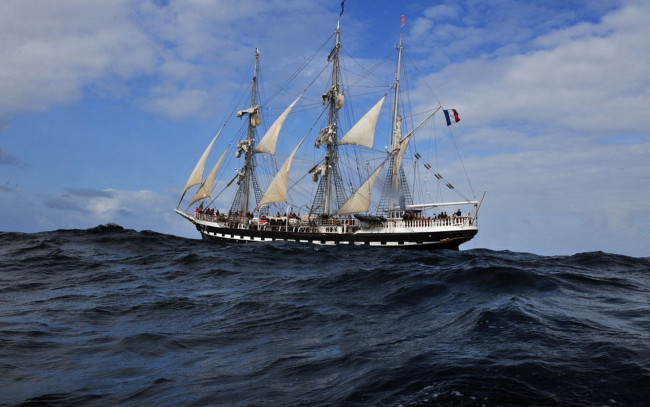 Обои картинки фото корабли, парусники, облака, флаг, водоем