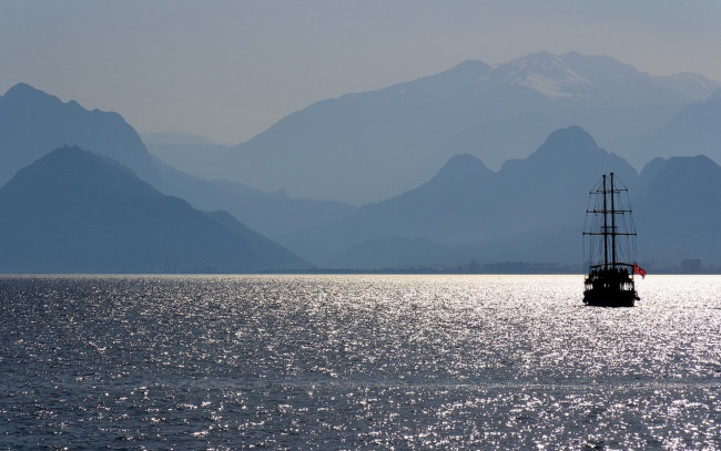 Обои картинки фото корабли, парусники, водоем, флаг, горы