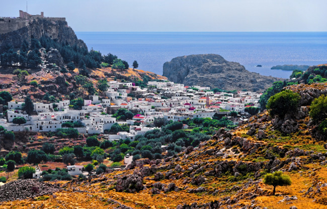 Обои картинки фото греция, города, - панорамы, облака, водоем, камни, здания, деревья