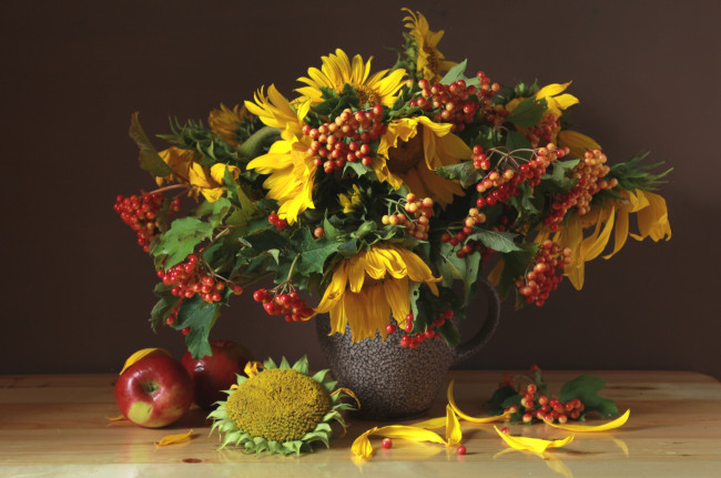 Обои картинки фото еда, натюрморт, яблоко, август, букет, подсолнух, калина