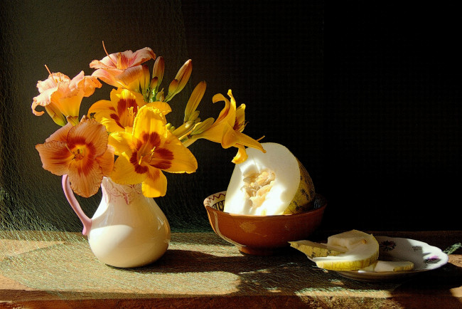 Обои картинки фото еда, дыня, цветы, хохлова, наталья, фрукты, натюрморт, лилии